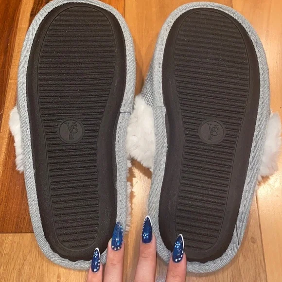 LIKE NEW- VICTORIAS SECRET CLOSED TOE FAUX FUR SWEATER SLIPPERS - SIZE MEDIUM - Picture 6 of 7